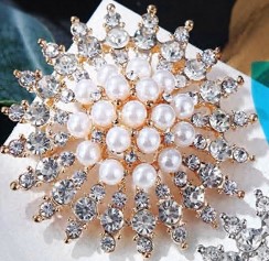 Брошь металл Звезда, с жемчугом и стразами, 5*5см, золото, шт. Броши