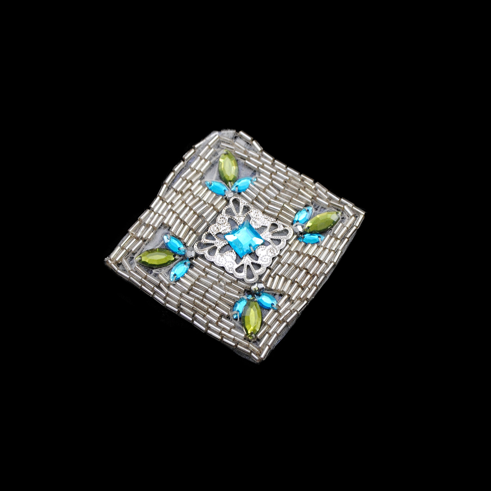 Шеврон R-284, клеевой, 7*7см, квадрат бисер белый, центр- металлический квадрат с камнем, 12 камней. Шеврон