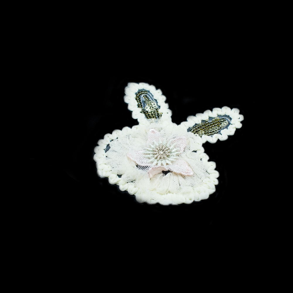 Аппликация кружевная пришивная Уши зайца с цветком 8,5*6,5см крем, золотые пайетки, светло-розовый цветок, шт. Аппликации Пришивные Кружевные Вязаные