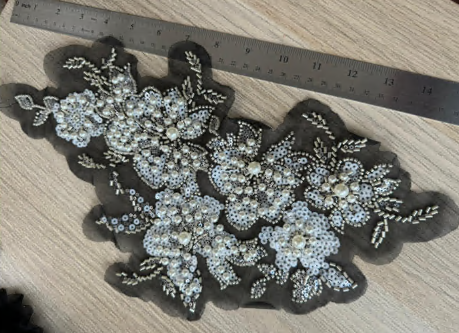 Аппликация пришивная Цветы, белые пайетки, бисер, жемчуг, шт. Аппликации Пришивные Цветы Банты