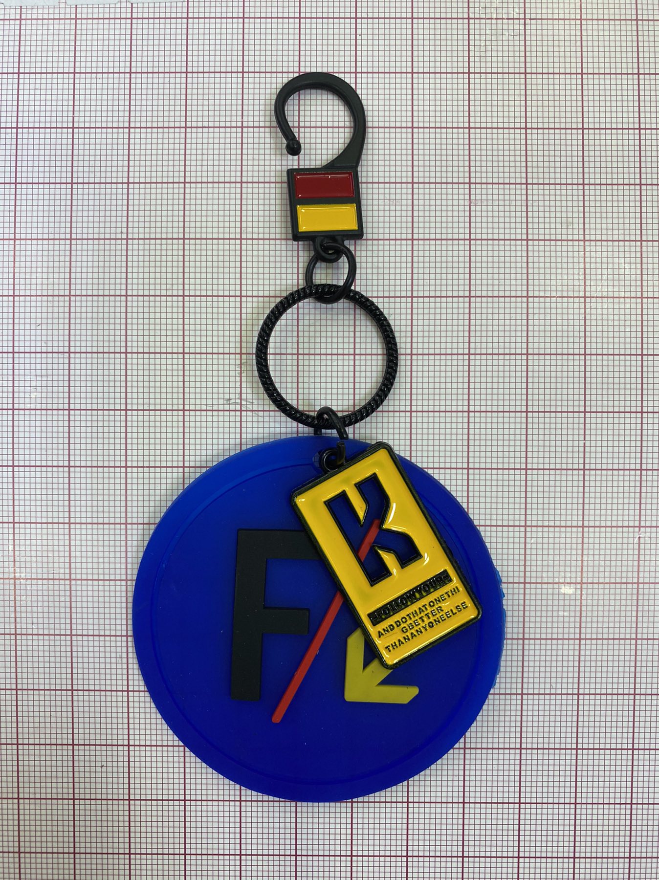 Подвеска резиновая с карабином FK 6,5*13см, синий и желтый фоны, черный, красный, шт. Подвески