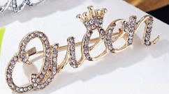 Брошь металл Queen с камнями, золото, шт. Броши