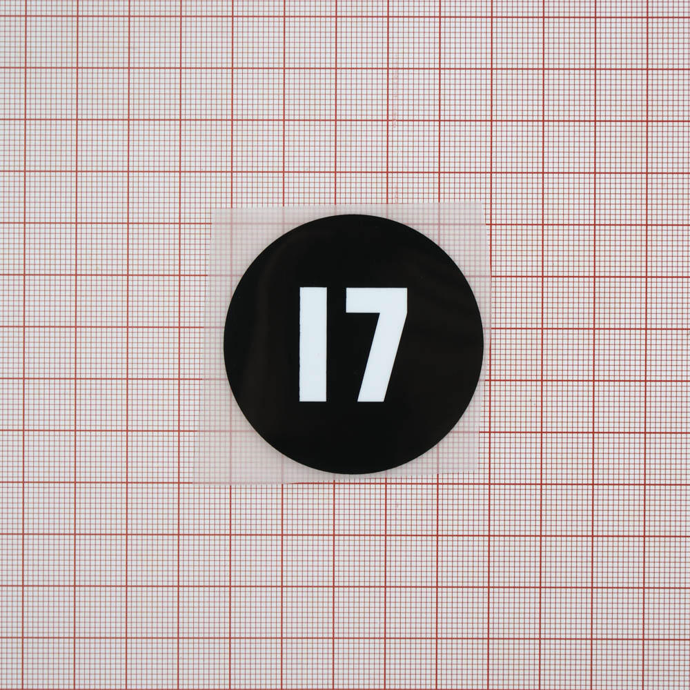 Термоаппликация резиновая 17 50мм круглая черная, белый лого, шт. Термоаппликации Резиновые Клеенка