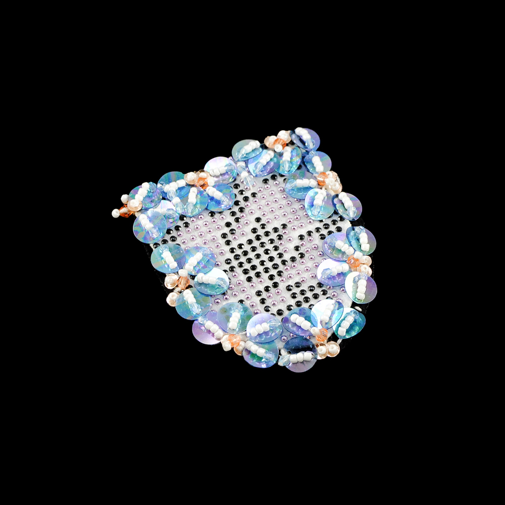 Аппликация пришивная стразы Шеврон 7,5*6см черный, белый, черный, бежевый бисер, синие пайетки, шт. Аппликации Пришивные Стразы, Бисер, Металл