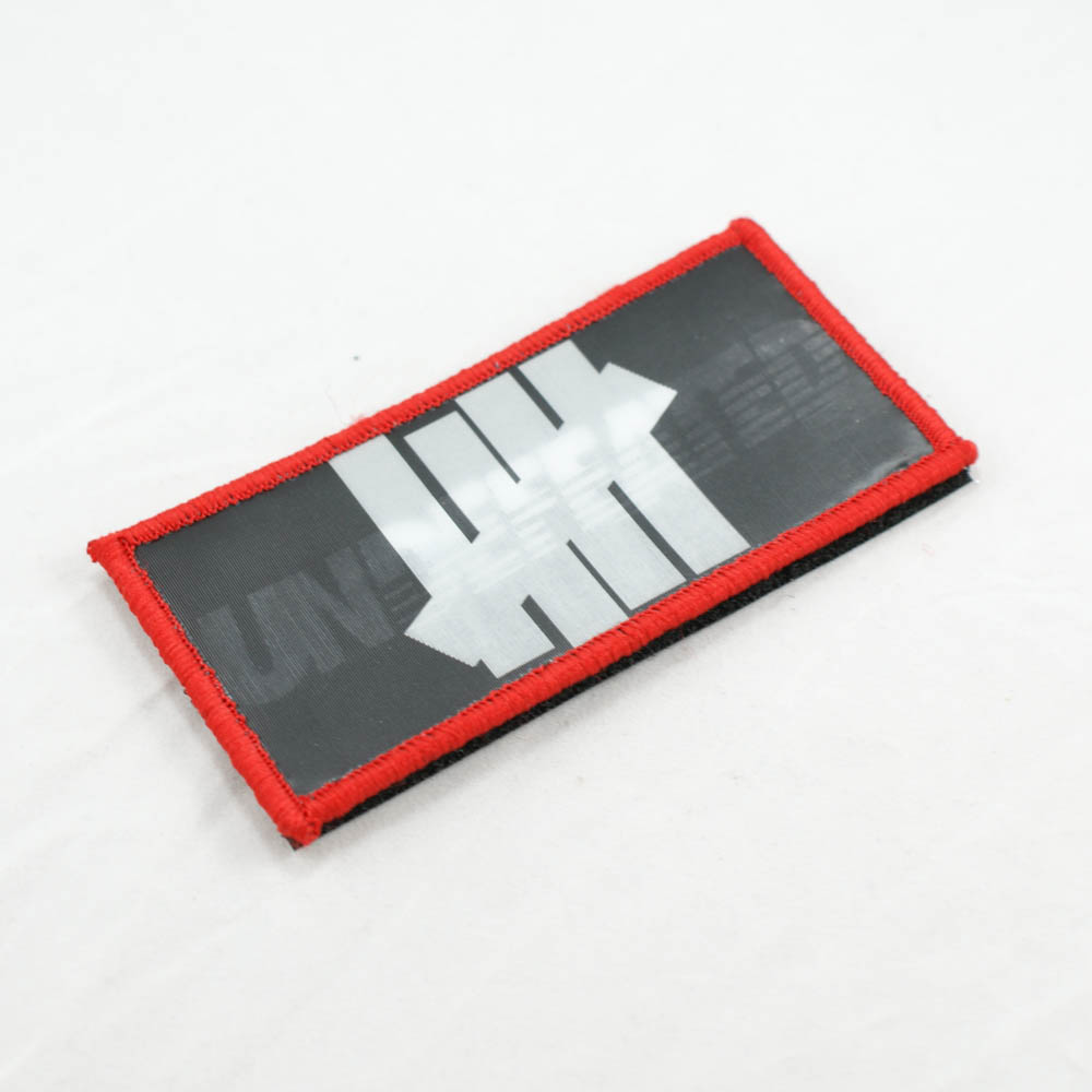 Нашивка тканевая с голограммой 3D на липучке UNDEFEATED 9.5*4.7см черно-бело-красная, шт. Нашивка Липучка