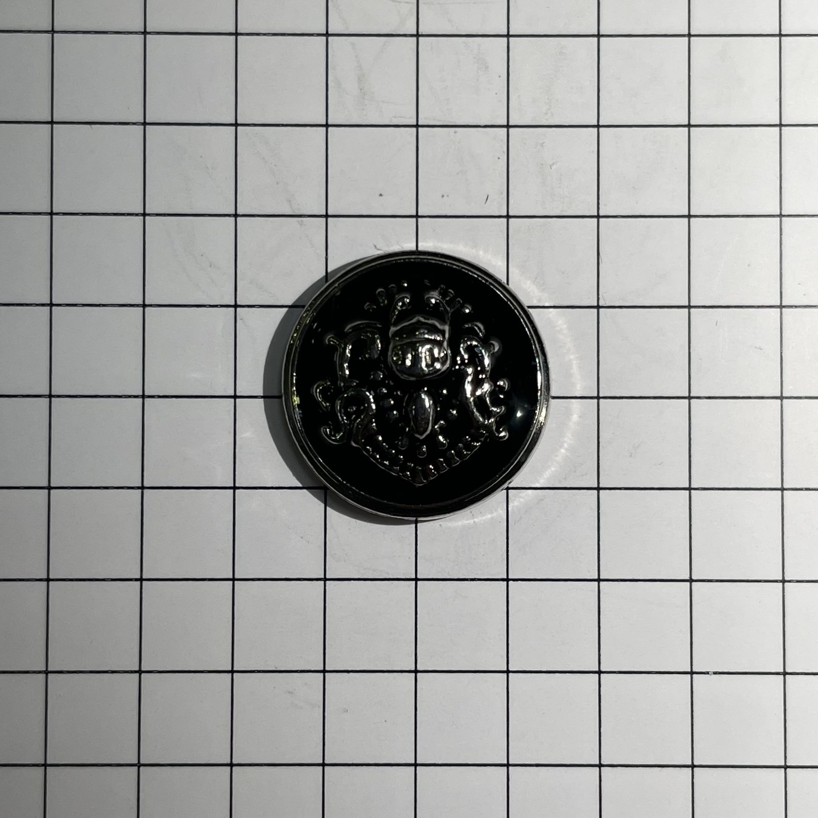 Пуговица металл круглая Узор Гербовый 15мм, никель,, эмаль черн., шт.. Пуговица Металл