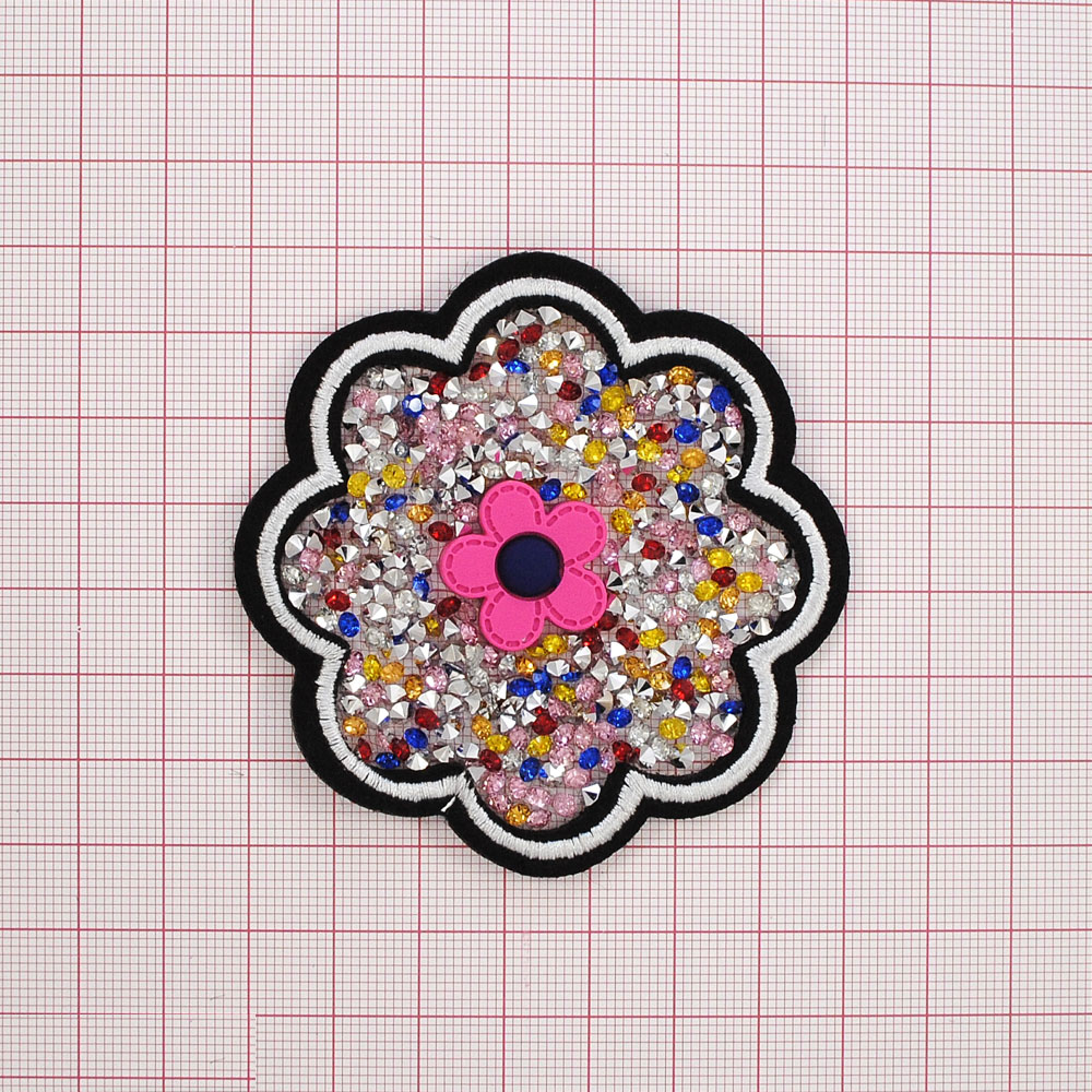 Аппликация клеевая стразы Ромашка 7*7см черный, белый, резина розовый, синий, камни желтый, красный, белый, синий, шт.. Аппликации клеевые Стразы комб.