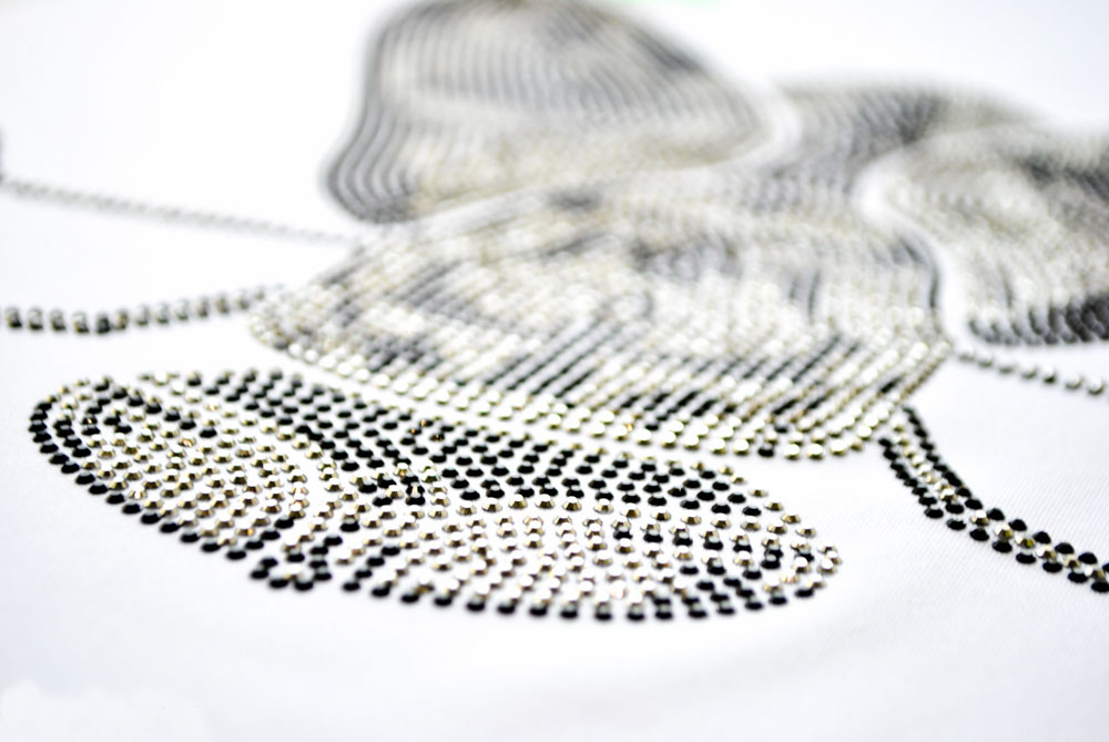 Аппликация клеевая стразы Муха 26*31см белые и черные камни, шт. Аппликации клеевые Стразы комб.