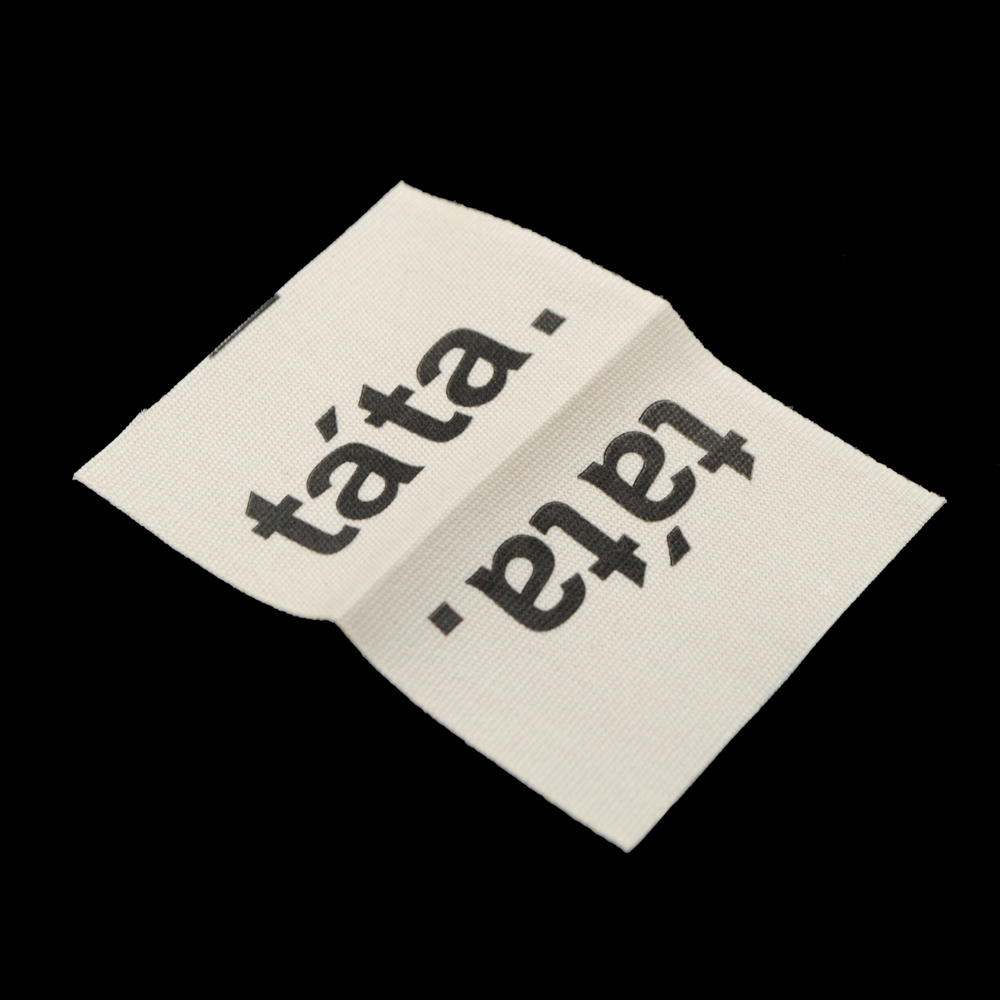 Этикетка тканевая Tata, 4*5см, беж и черный лого, шт. Вышивка / этикетка тканевая