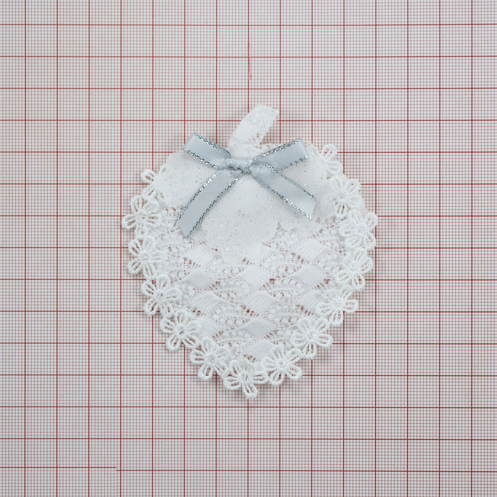 Аппликация вязаная пришивная Корзинка овал, кружево, бант 7,5*9 см белая, серый бант. Аппликации Пришивные Кружевные Вязаные