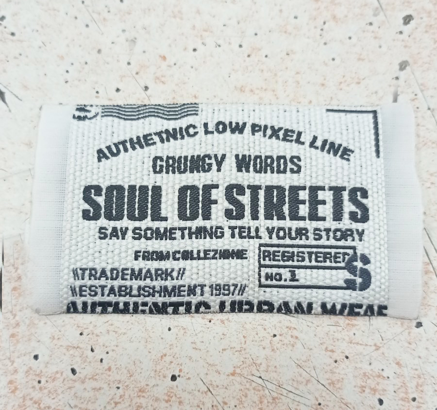 Вышивка Soul of streets 3,5см белая и черный лого /рельефная/, шт. Вышивка / этикетка тканевая
