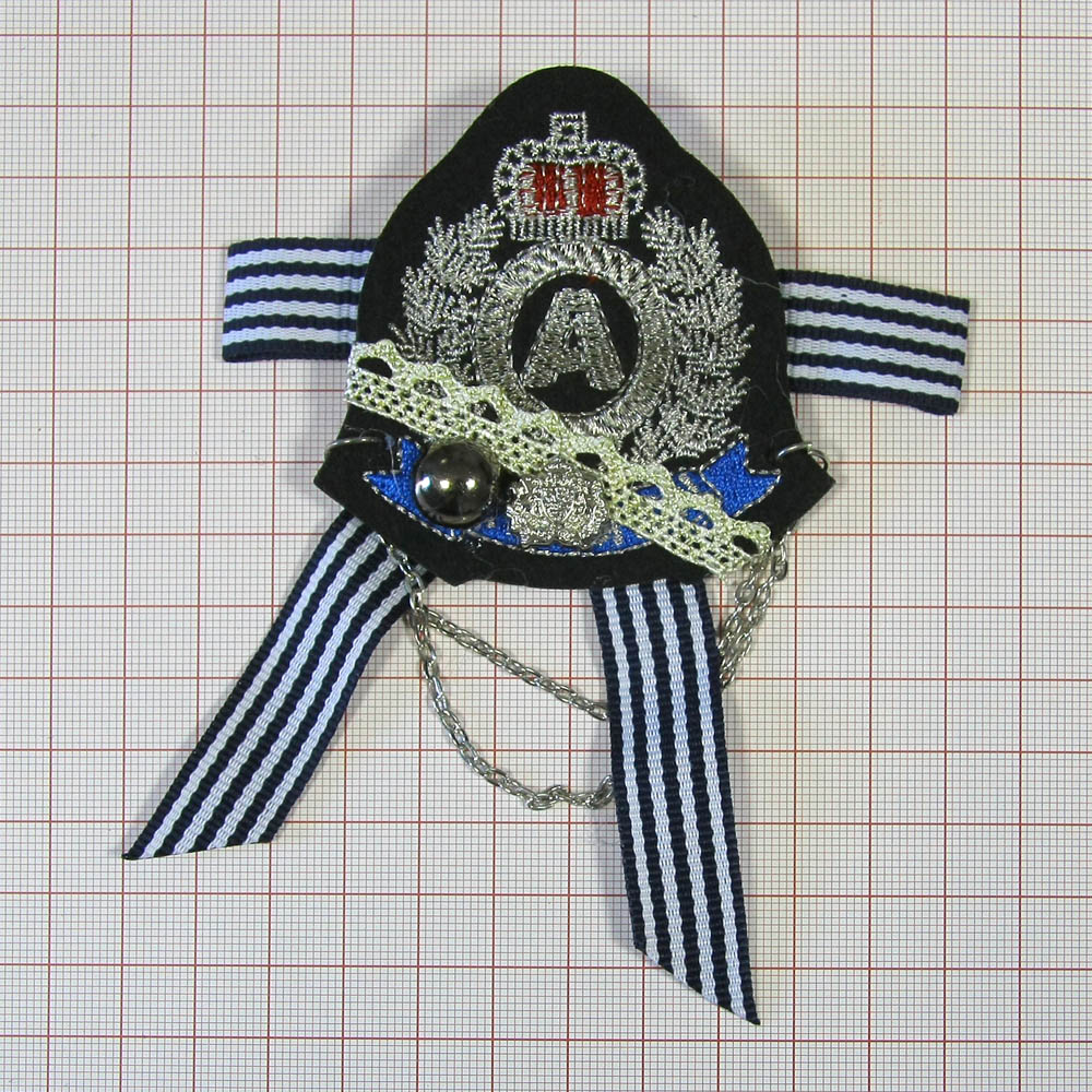 Брошь № 05 А люрекс серебро, цепи на полосатом банте (черный войлок), шт . Броши