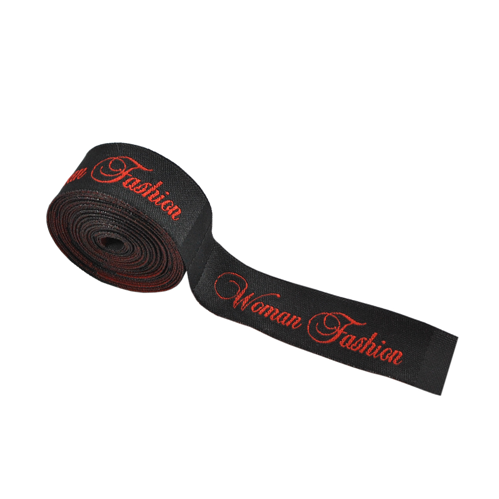 Этикетка тканевая вышитая Woman Fashion №1 1,8см черная, коралловый лого, шт . Вышивка / этикетка тканевая