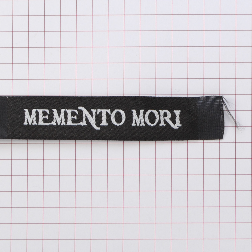 Этикетка тканевая Memento mori 1,5см черная и белый лого /70 atki/, шт. Вышивка / этикетка тканевая