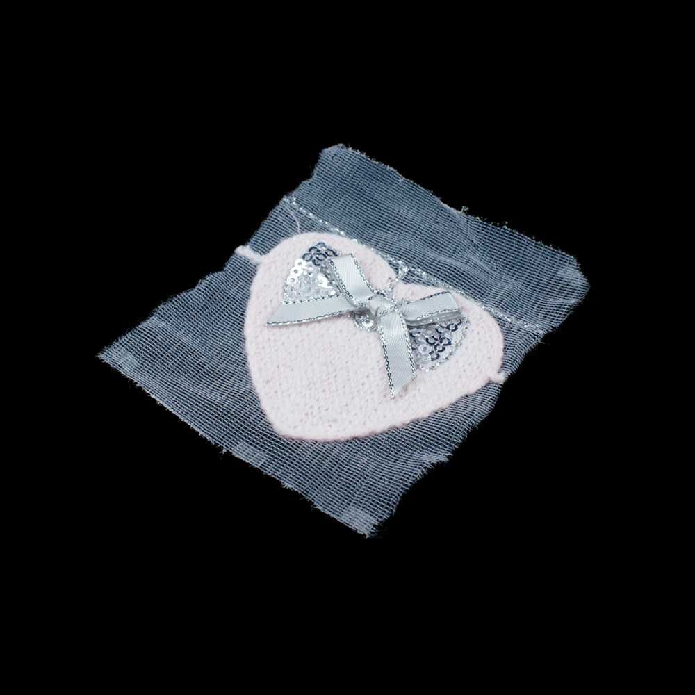 Аппликация вязаная пришивная Сердце и бант 7*6см розовый фон, серый бант. Аппликации Пришивные Кружевные Вязаные