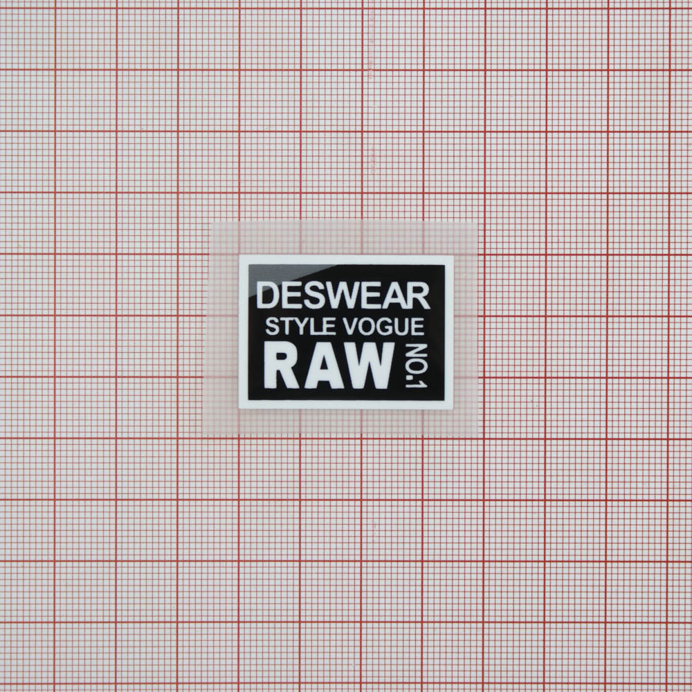 Термоаппликация резиновая Deswear RAW 35*25мм черная прямоугольная, белый лого, шт. Термопереводки Резиновые, Термопленка