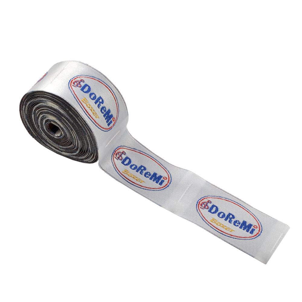 Этикетка тканевая вышитая  DoReMi, сатин 5,0*2,4см. Вышивка / этикетка тканевая