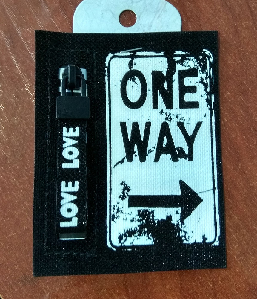 Аппликация пришивная кожзам ONE WAY, 7*8.8см, Карман с бегунком черный с глиттером, белый, шт. Нашивка Кожзам
