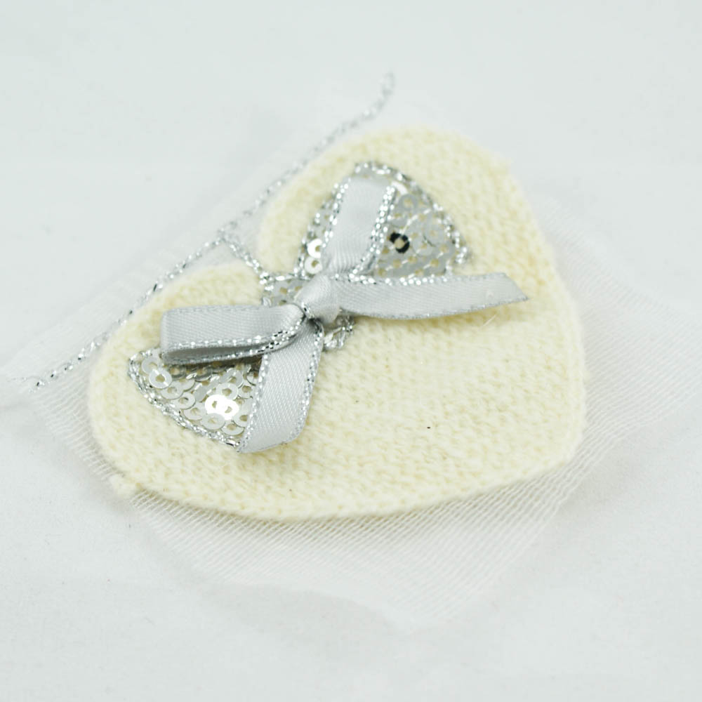 Аппликация вязаная пришивная Сердце и бант 7*6 см кремовый фон, серый бант. Аппликации Пришивные Кружевные Вязаные