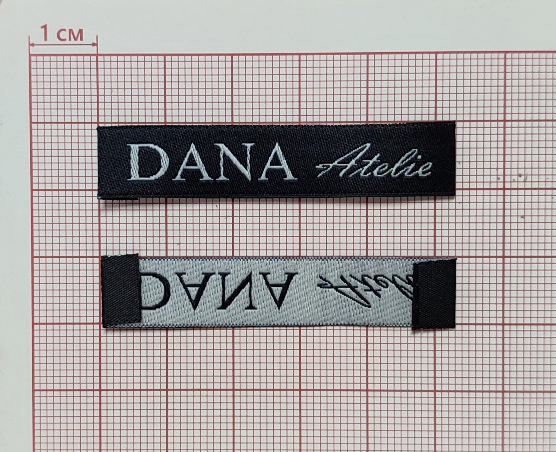 Вышивка штучная Dana Atelie 1см, черная, белый лого /80 atki/, шт. Вышивка / этикетка тканевая