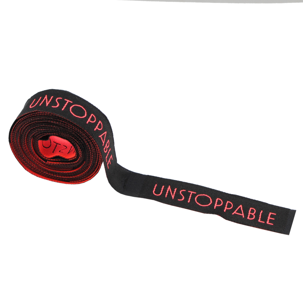 Этикетка тканевая Unstoppable 1,5см черная и красный лого /70 atki/, шт. Вышивка / этикетка тканевая