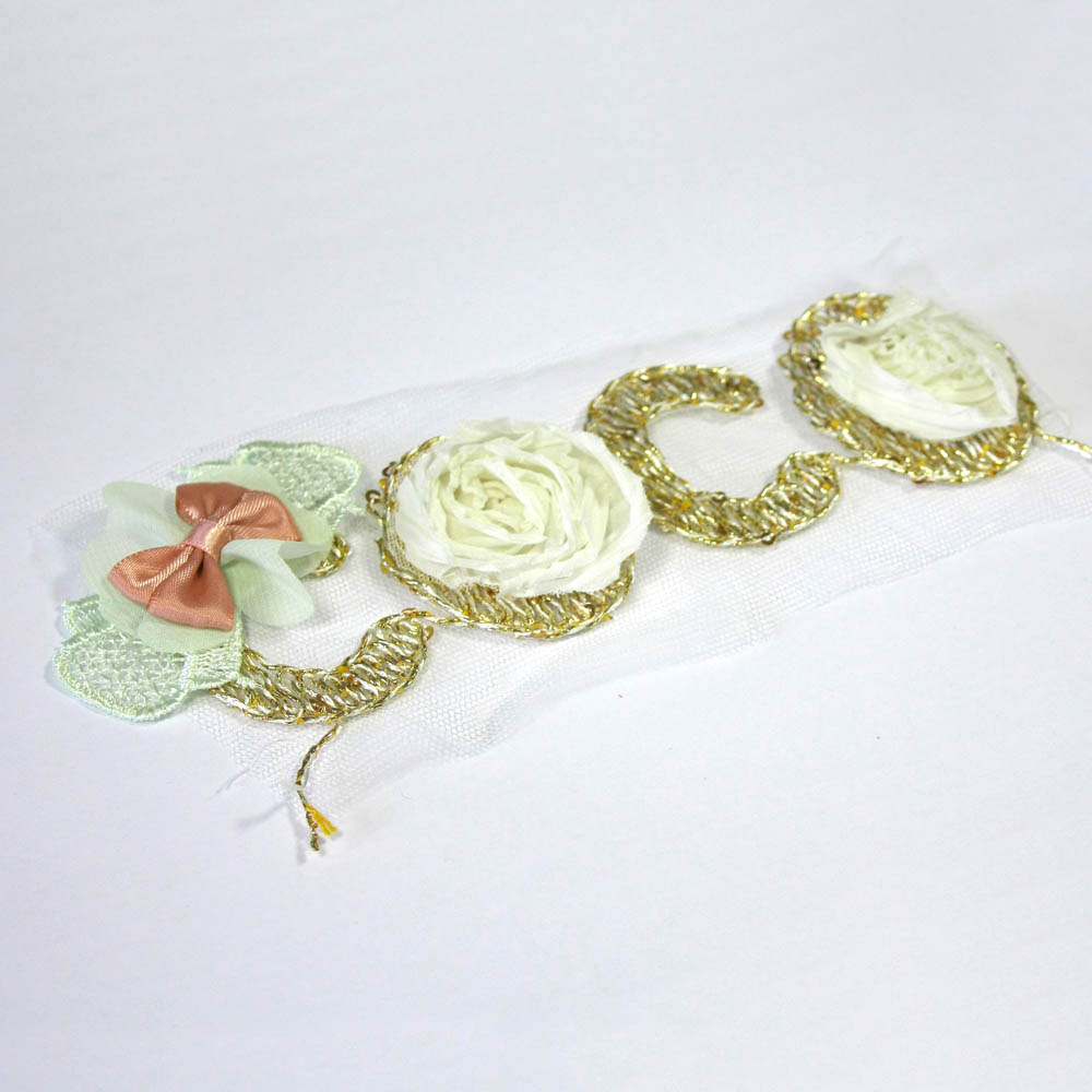 Аппликация вязаная пришивная COCO буквы 18*8см бело-золотая, белые розы, светло-салатная, светло-розовый бант, шт. Аппликации Пришивные Кружевные Вязаные