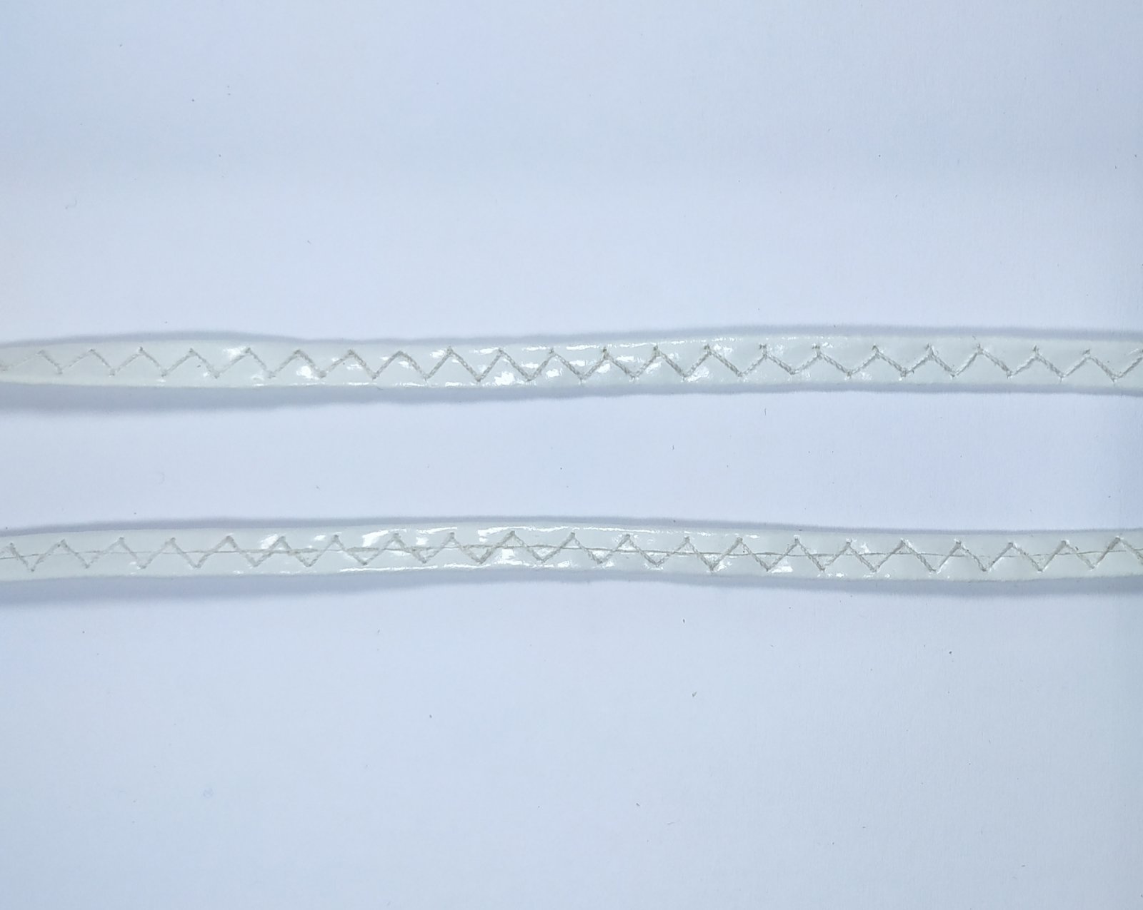 Тесьма к/з, толщина 1мм, ширина 5мм, зигзаг лак белый, 40м/уп. Тесьма Кожзам, Кожа