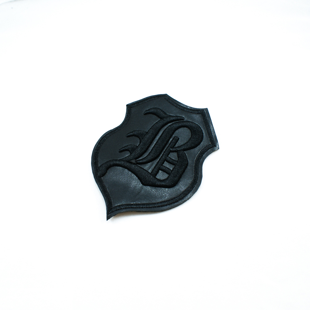 Нашивка кожзам Буквы на щите вышитый 8*11см черный /вышитый лого/, шт. Нашивка Кожзам