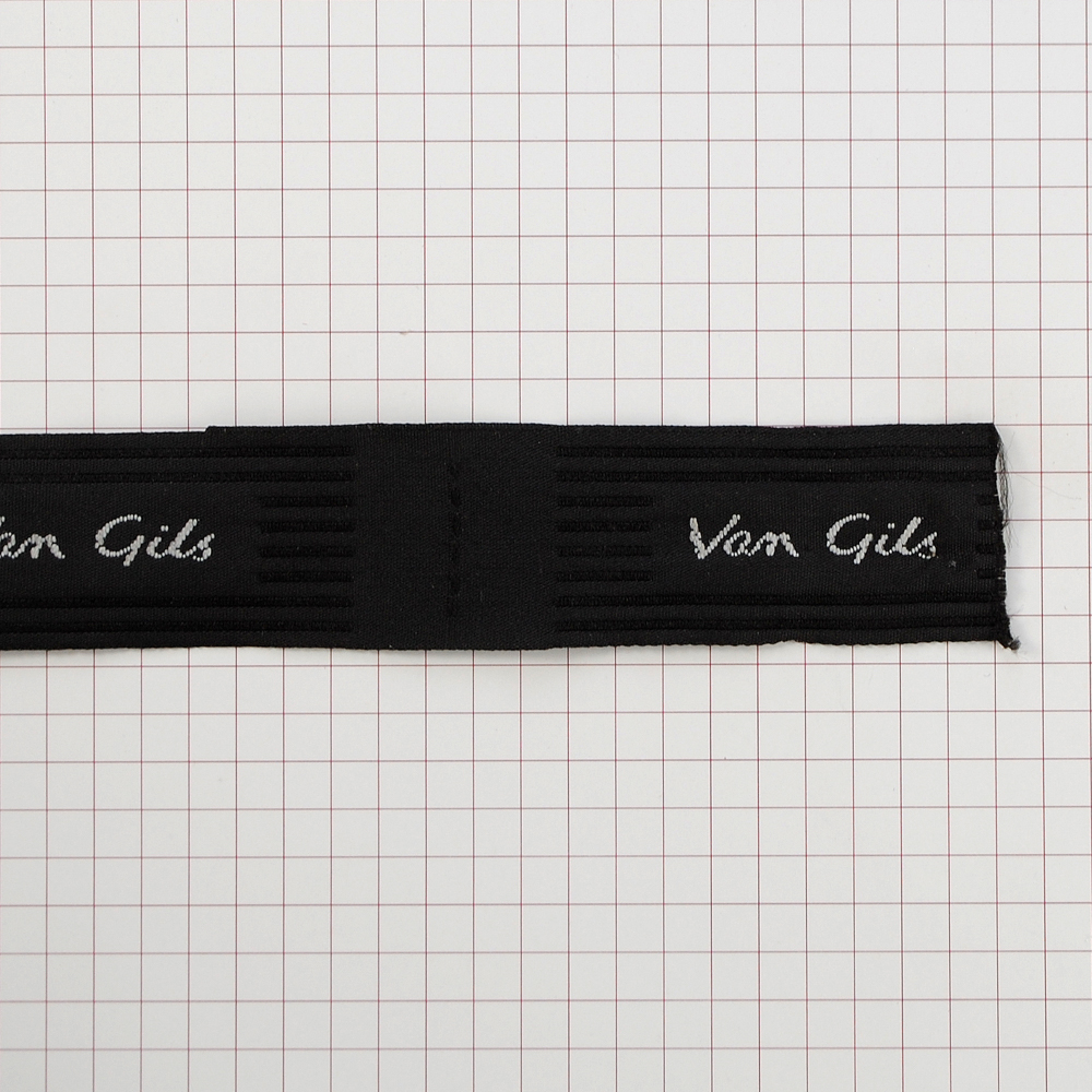 Этикетка тканевая вышитая Van Gils №1, 8,3*2,3см, черная, белый лого /tafta/, шт. Вышивка / этикетка тканевая