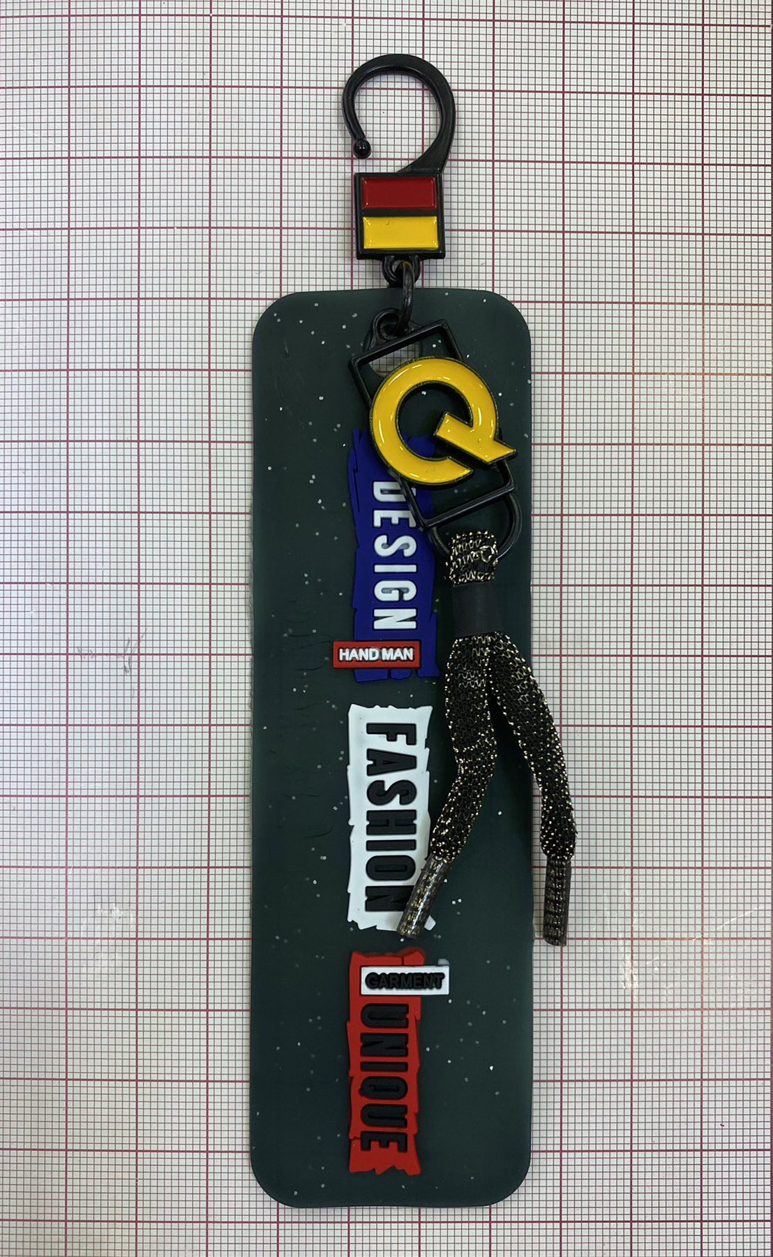 Подвеска резиновая с карабином FASHION 4*16см, черный, желтый, красный, синий, белый, черный шнурок, шт. Подвески