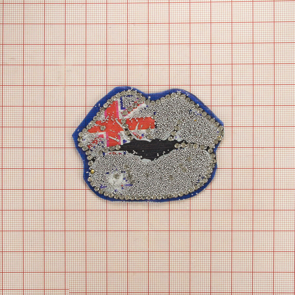 Аппликация клеевая стразы Губы Британия 7*5см серебро, мелкие бусины, белые камни, шт. Аппликации клеевые Стразы комб.
