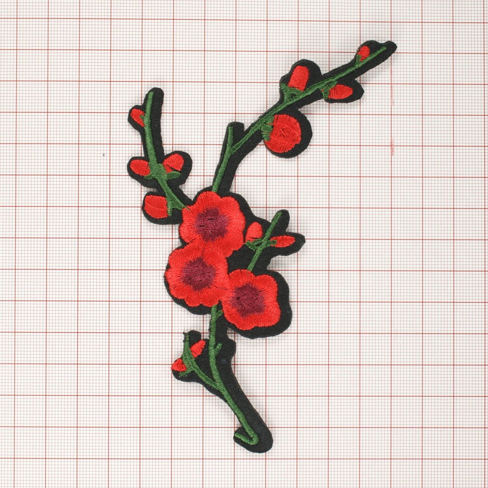 Нашивка тканевая Веточка 3 цветка Красная 14,5*7,5см черно-зеленый и красные цветы . Нашивка Вышивка