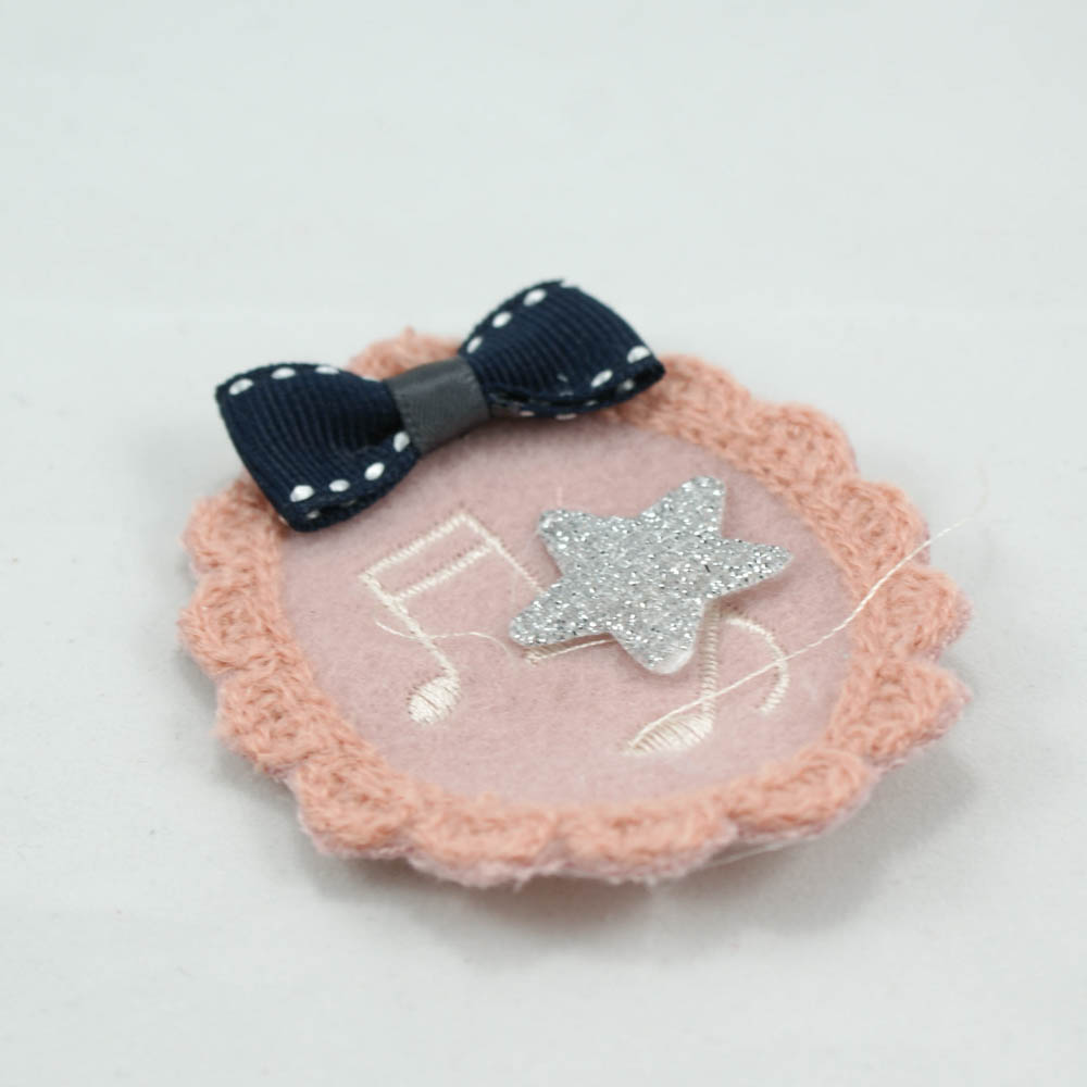 Аппликация вязаная пришивная Круг ноты цветок, бант, 6*7 см розово-серо-черно-белая. Аппликации Пришивные Кружевные Вязаные