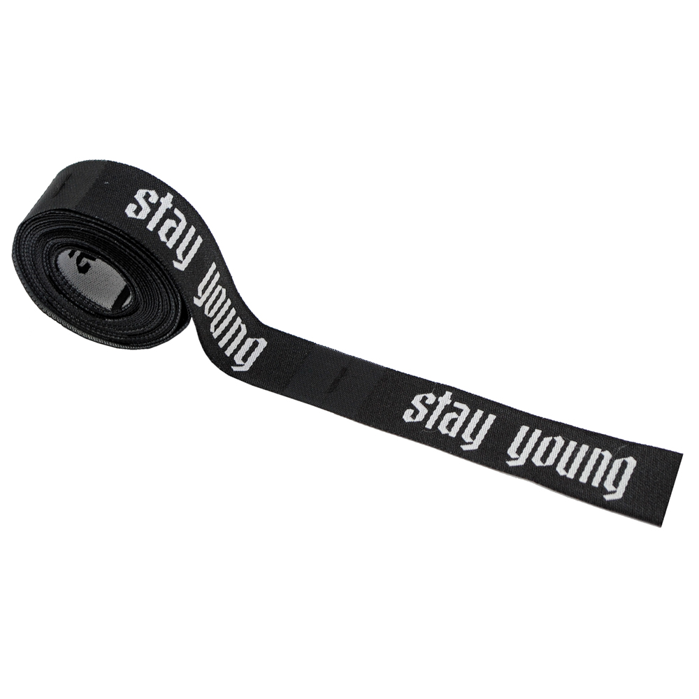 Этикетка тканевая Stay young 1,5см черная и белый лого /70 atki/, шт. Вышивка / этикетка тканевая