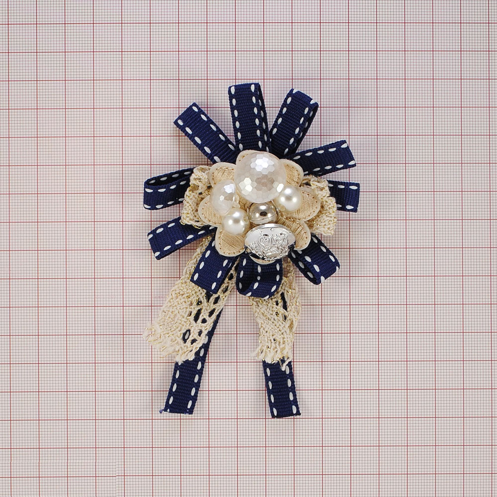 Брошь № 30 темно-синяя лента-стежок, бежевый цветок, бусины, пуговица NIK, шт. Броши