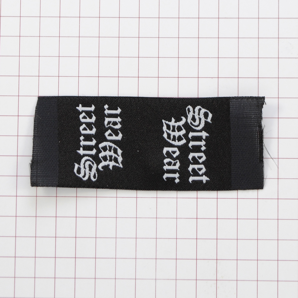 Этикетка тканевая Street wear 2,5см черная и белый лого /флажок, 70 atki/, шт. Вышивка / этикетка тканевая