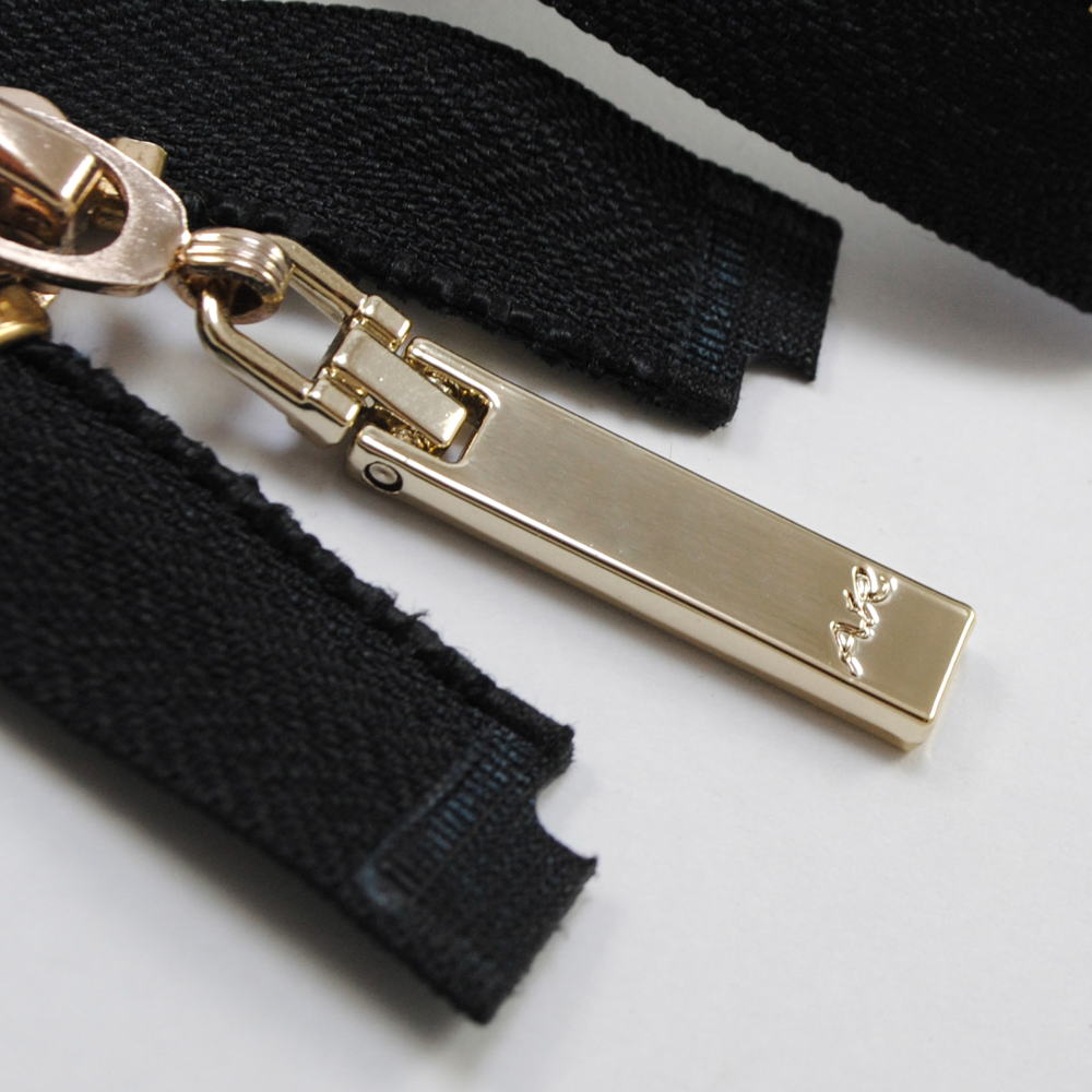 Змейка металл AR 80см №5 O/Е GOLD, черная ткань, односторонняя, бегунок со вдавленным лого, шт. Змейка Металл