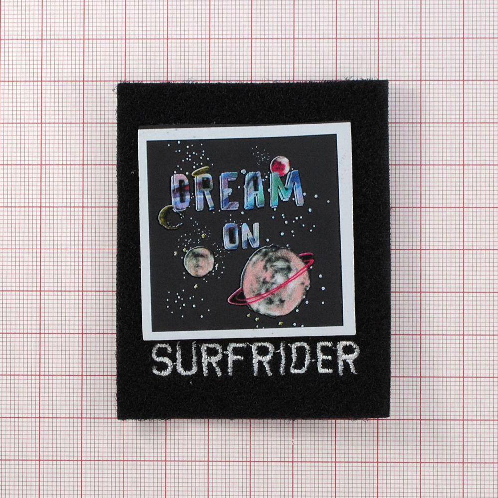 Нашивка тканевая с липучкой Dream on 8*6,5см черная, бел. лого, шт. Нашивка Липучка