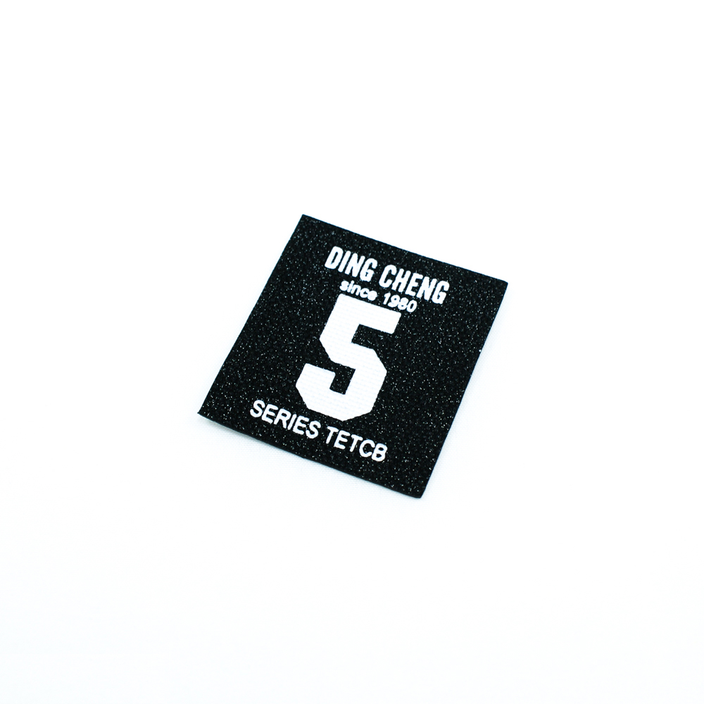 Нашивка резиновая блестящая DING CHENG 5  4,5*4см черный, белый, блестки, шт. Лейба Резина