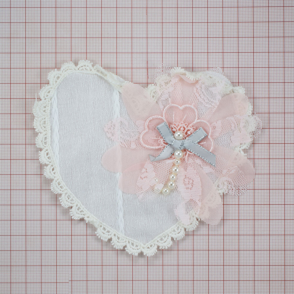 Аппликация кружевная пришивная Сердце с бантиком 14*13см крем, светло-розовый цветок, серый бант, перламутровые бусинки, шт. Аппликации Пришивные Кружевные Вязаные