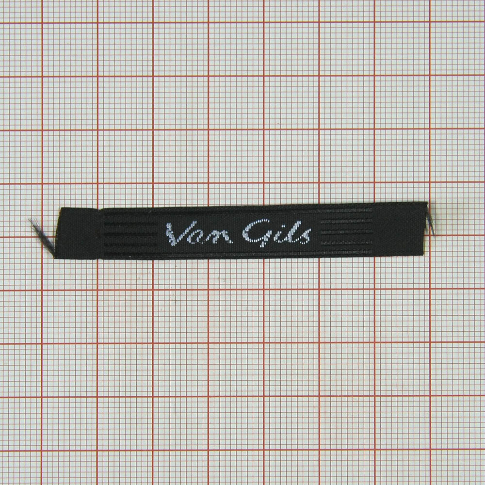Этикетка тканевая вышитая Van Gils №2 11*70мм, черная, белый лого /tafta/, шт. Вышивка / этикетка тканевая