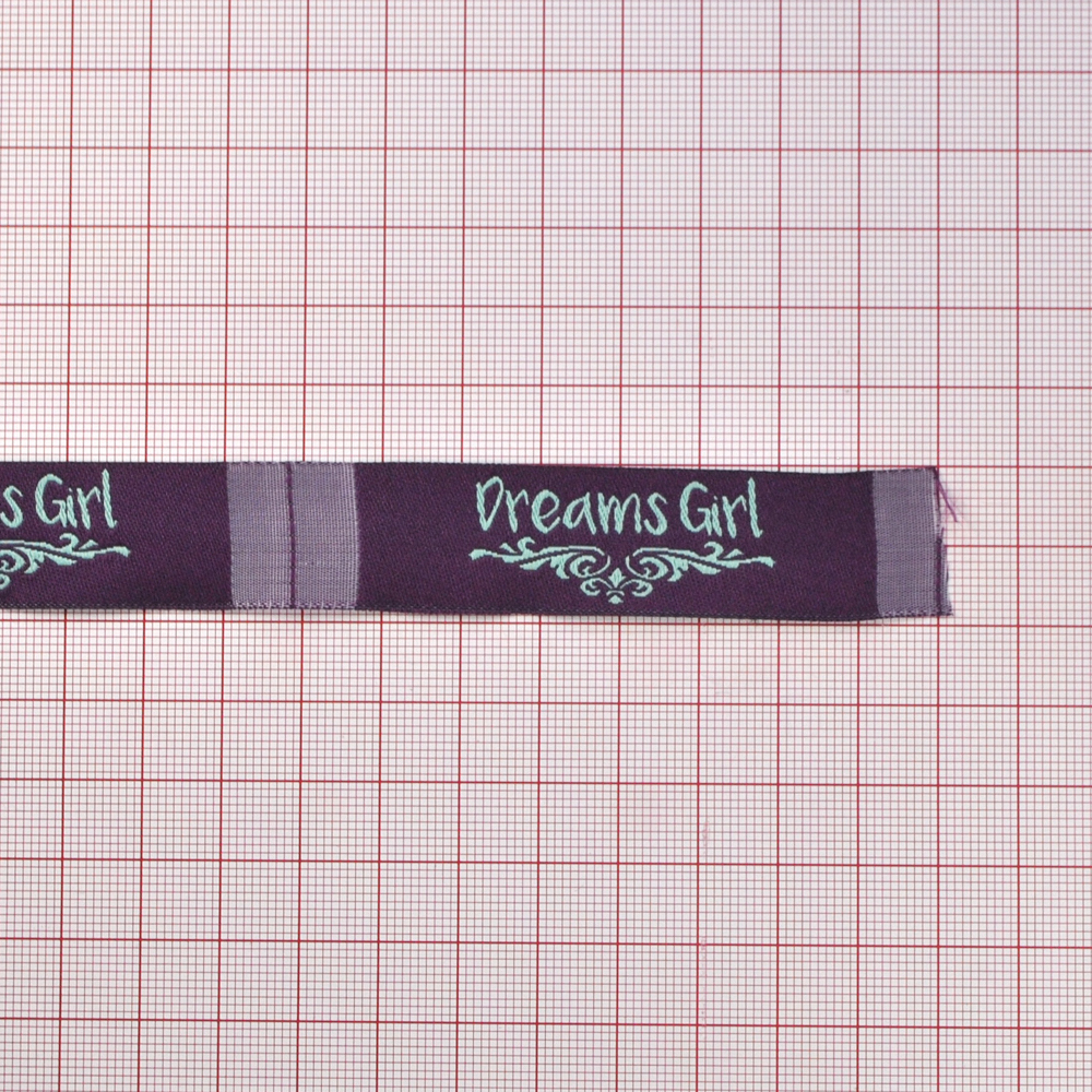 Этикетка тканевая вышитая Dreams Girl 2см, сливовая, ментоловый лого, шт. Вышивка / этикетка тканевая