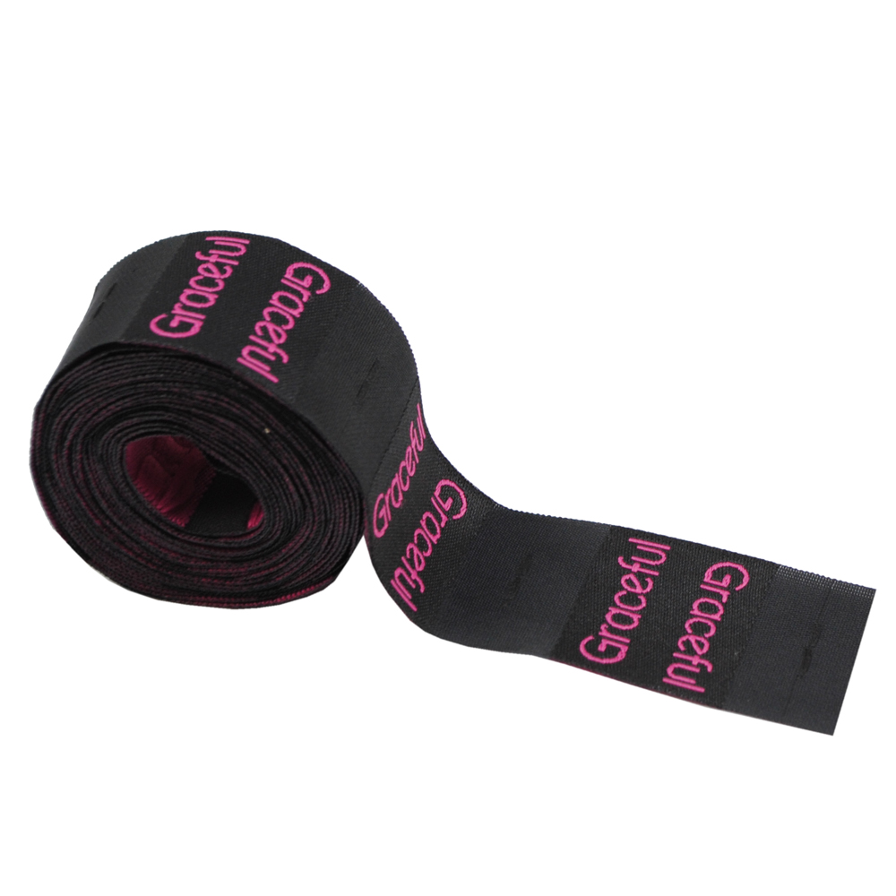 Этикетка тканевая Graceful 2,5см черная и лиловый лого /флажок, 70 atki/, шт. Вышивка / этикетка тканевая