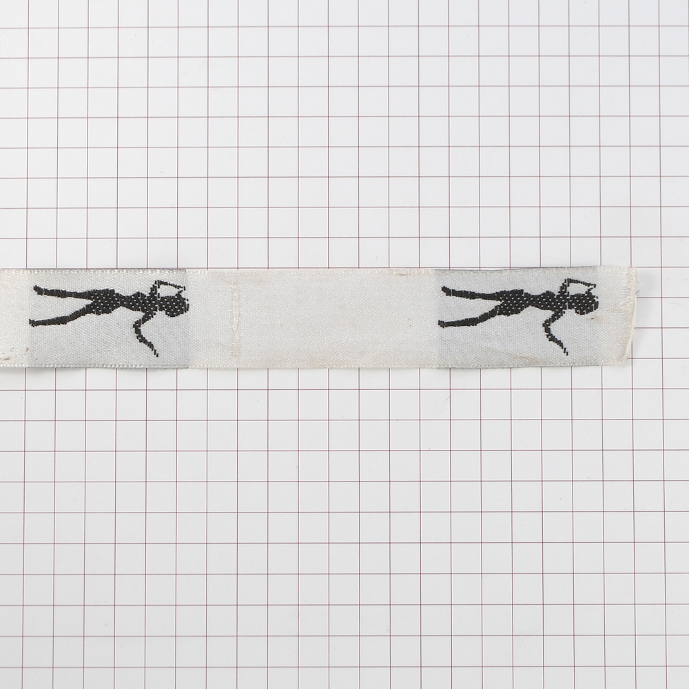 Этикетка тканевая вышитая Девочка ковбой 1,5см бело-черн. 100м. Вышивка / этикетка тканевая
