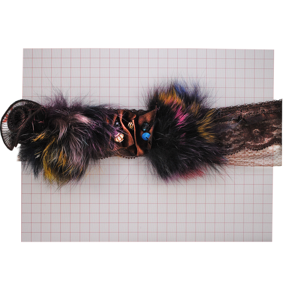 Воротник темно-коричневый, мех меланж, атласная лента в сборку с украшениями, лилия гофрированная, шт. Отделка Тесьма резаная