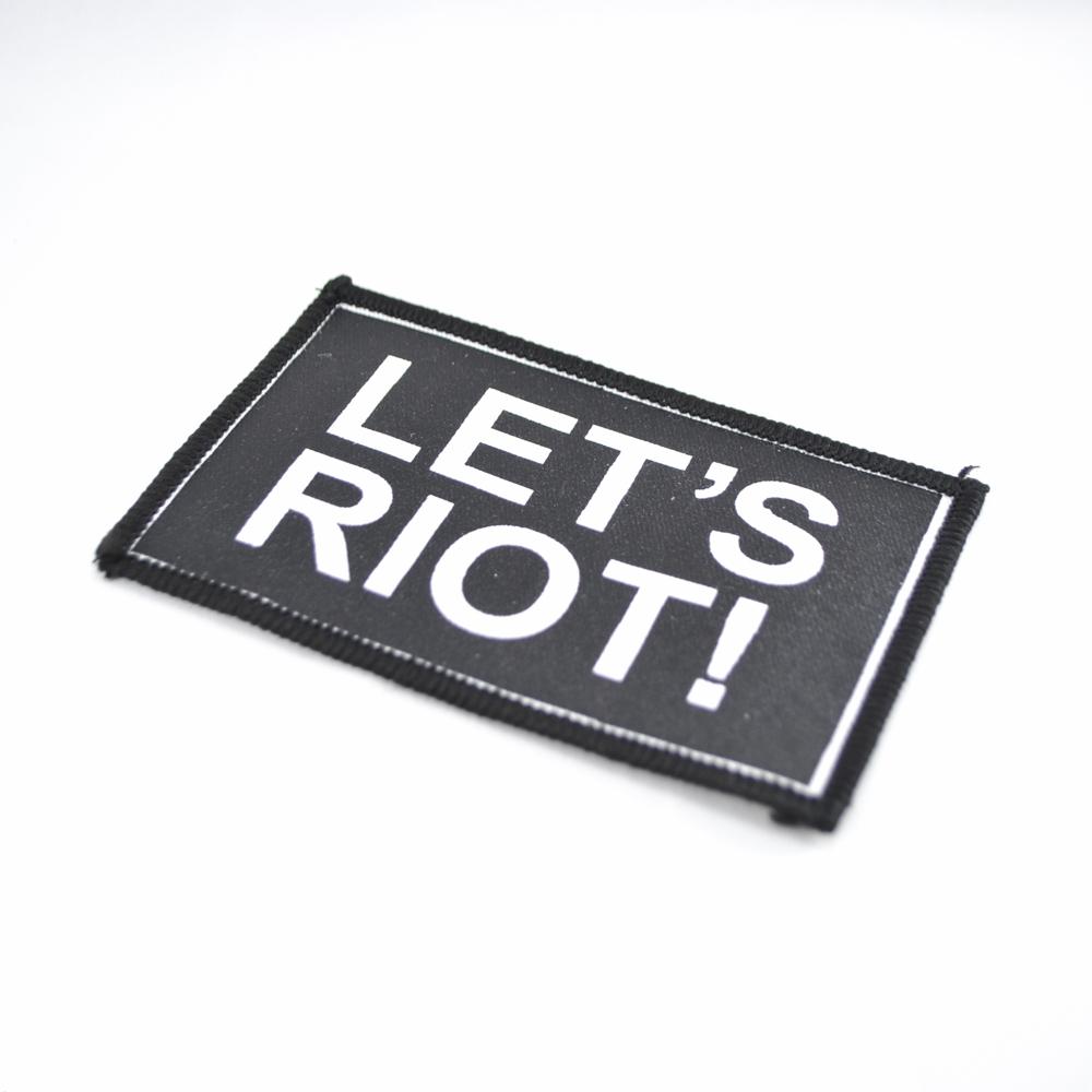 Нашивка тканевая Let's Riot 7,5*11см, черно-белая, резиновый фон. Нашивка Резиновый Конгрев