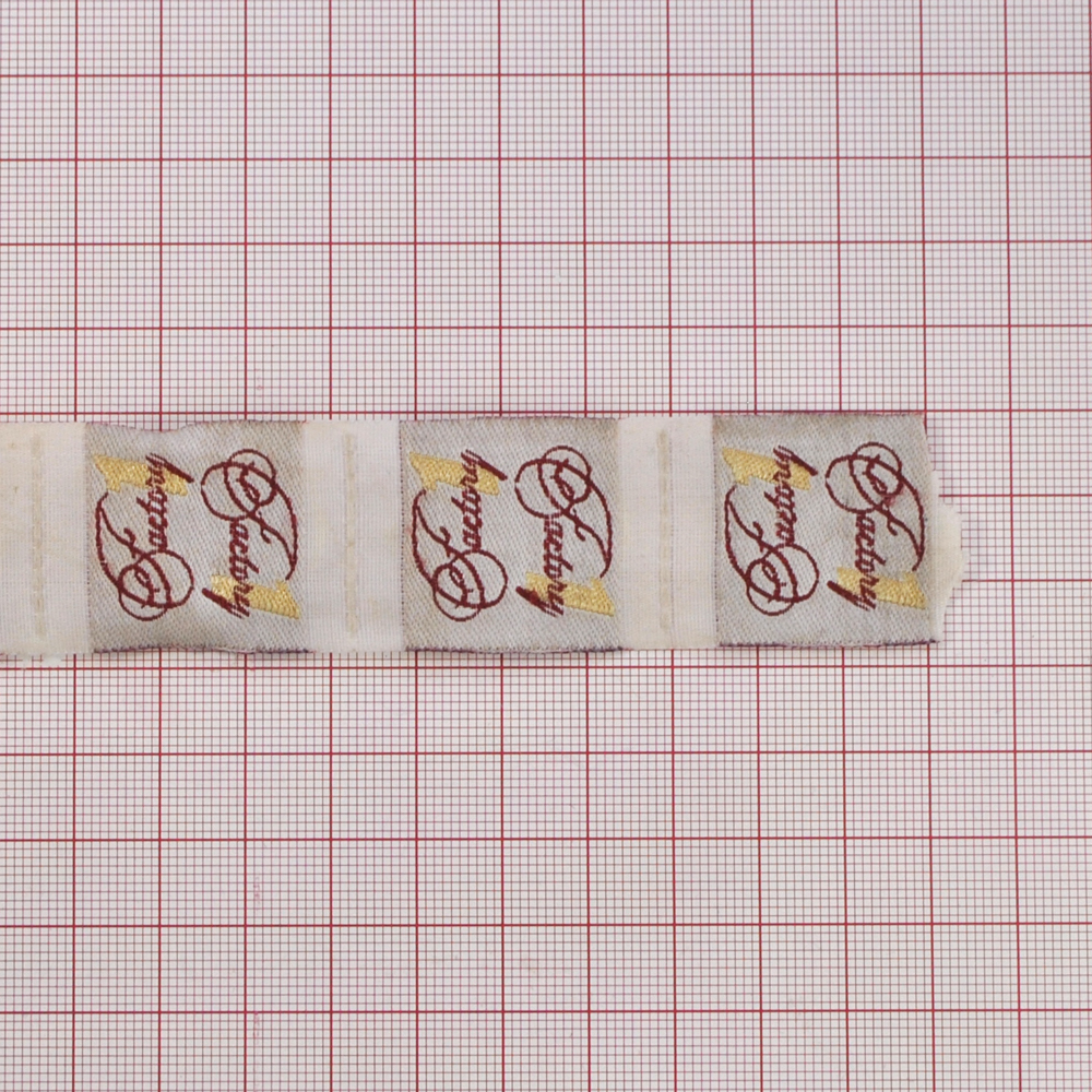 Этикетка тканевая вышитая Factory1 2,7см флажок, бело-вишневый, 100м. Вышивка / этикетка тканевая