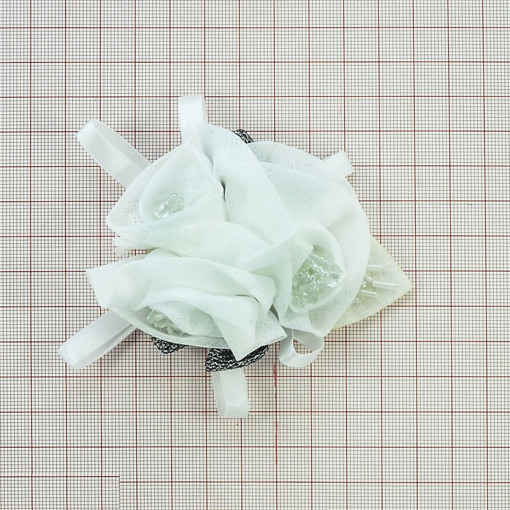 Аппликация декор №163 белый флиз. 3 бел. розы, белый бисер. Аппликация Декор