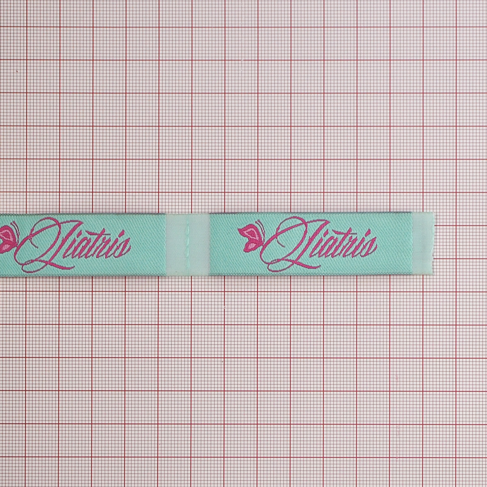 Этикетка тканевая вышитая Liatris 2см, светлая мята, бордовый лого. Вышивка / этикетка тканевая