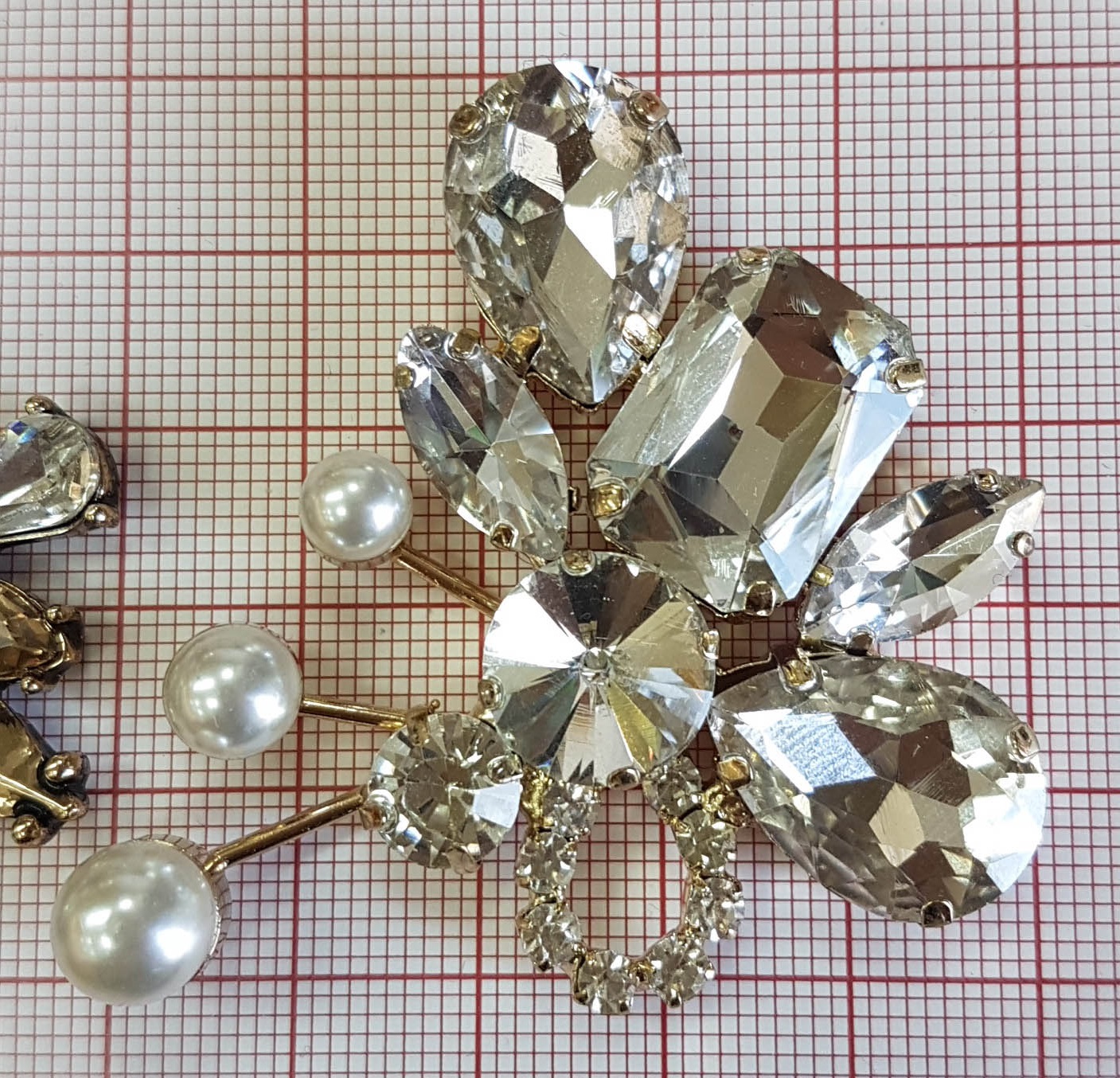 Краб металлВолынка ЛЕВАЯ 5*6см GOLD, белые камни, белый жемчуг. Крабы Металл Геометрия Декор